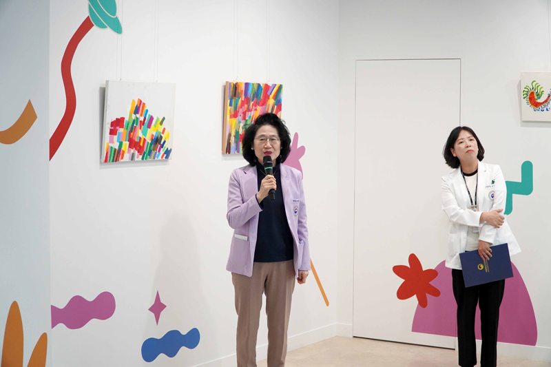'멋진 어색함'전시 행사에서 인사말을 하는 곽영숙 국립정신건강센터장의 모습