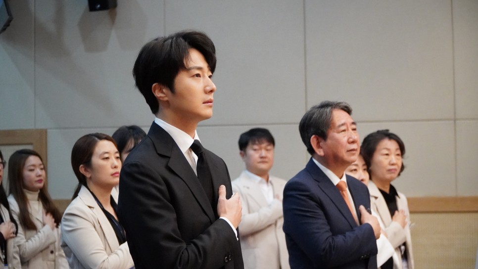 홍보대사 정일우 사진(국기에 대한 경례 모습)